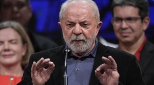 Livrado pelo STF, Lula volta a cena do crime