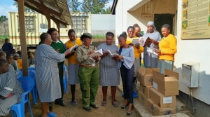 Missão distribui Bíblias para mulheres no Quênia