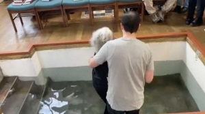 Com doença de Parkinson, idosa se entrega a Jesus aos 77 anos, é batizada e emociona