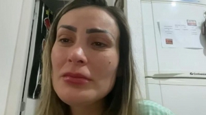 Aos prantos, Andressa Urach lamenta estar com a família se “desfazendo”