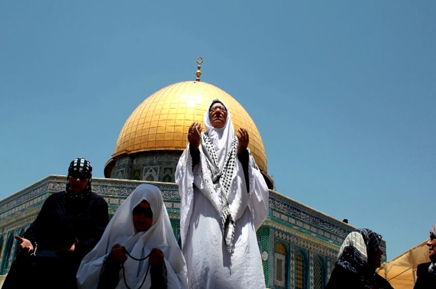 Muçulmanos invadem o Monte do Templo para comemorar o Ramadã
