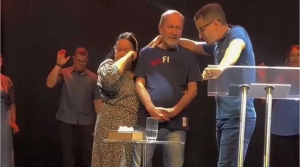 Pastor compartilha a conversão do próprio pai e vídeo emociona seguidores