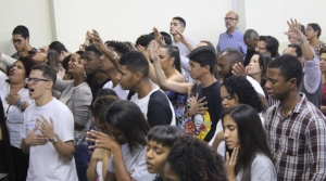 Pastor alerta sobre a saída de jovens das igrejas: “Para onde estão indo?”