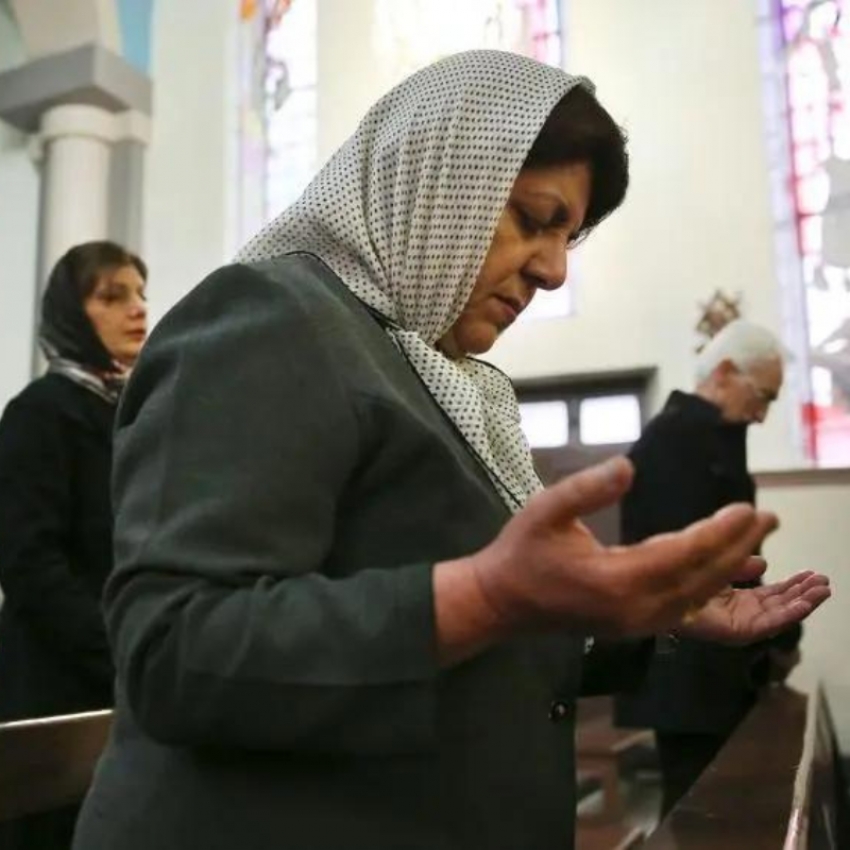 Menina cristã desafia regime islâmico e evangeliza em sala de aula