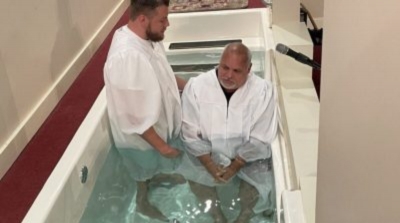 Pastor perdoa pai que o abandonou na infância e o batiza nas águas