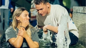 Alunos são batizados em tanque improvisado após evangelismo em universidade